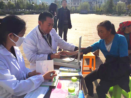 职工医院医护人员为宣威得禄乡群众义诊
