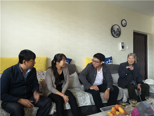 公司领导进行廉政家访