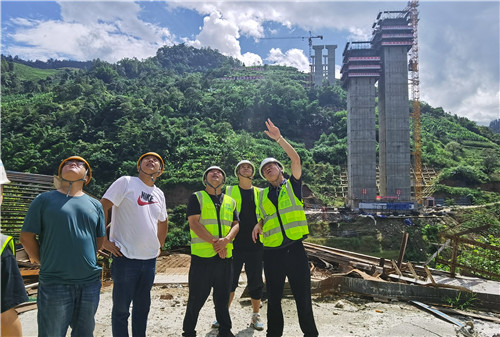 王现合、向小波带队到元阳片区开展中秋国庆双节慰问