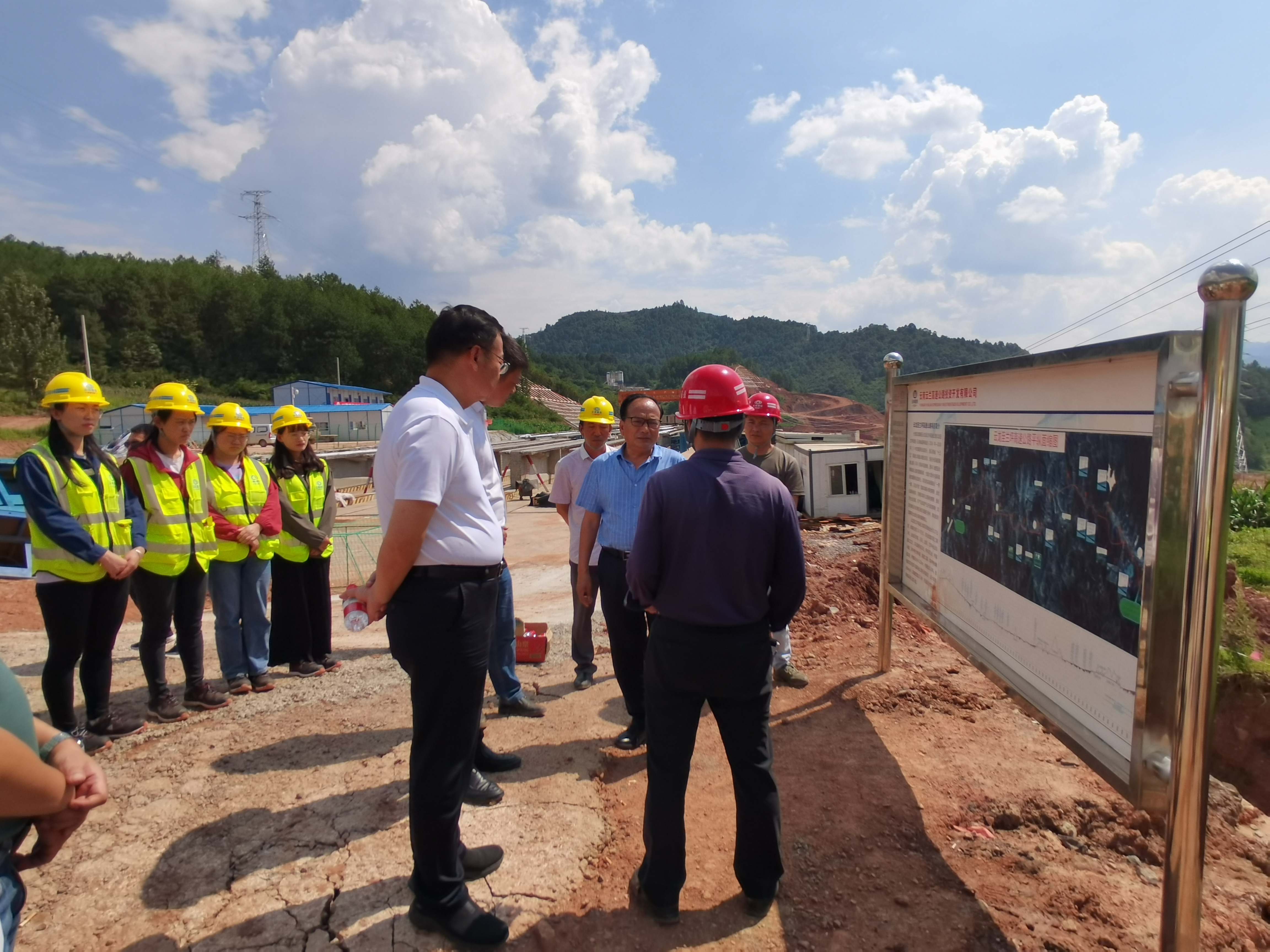 【调研检查】云南省交通运输厅厅长马文亮一行到路桥分公司承建的云兰高速土建十七分部进行调研指导