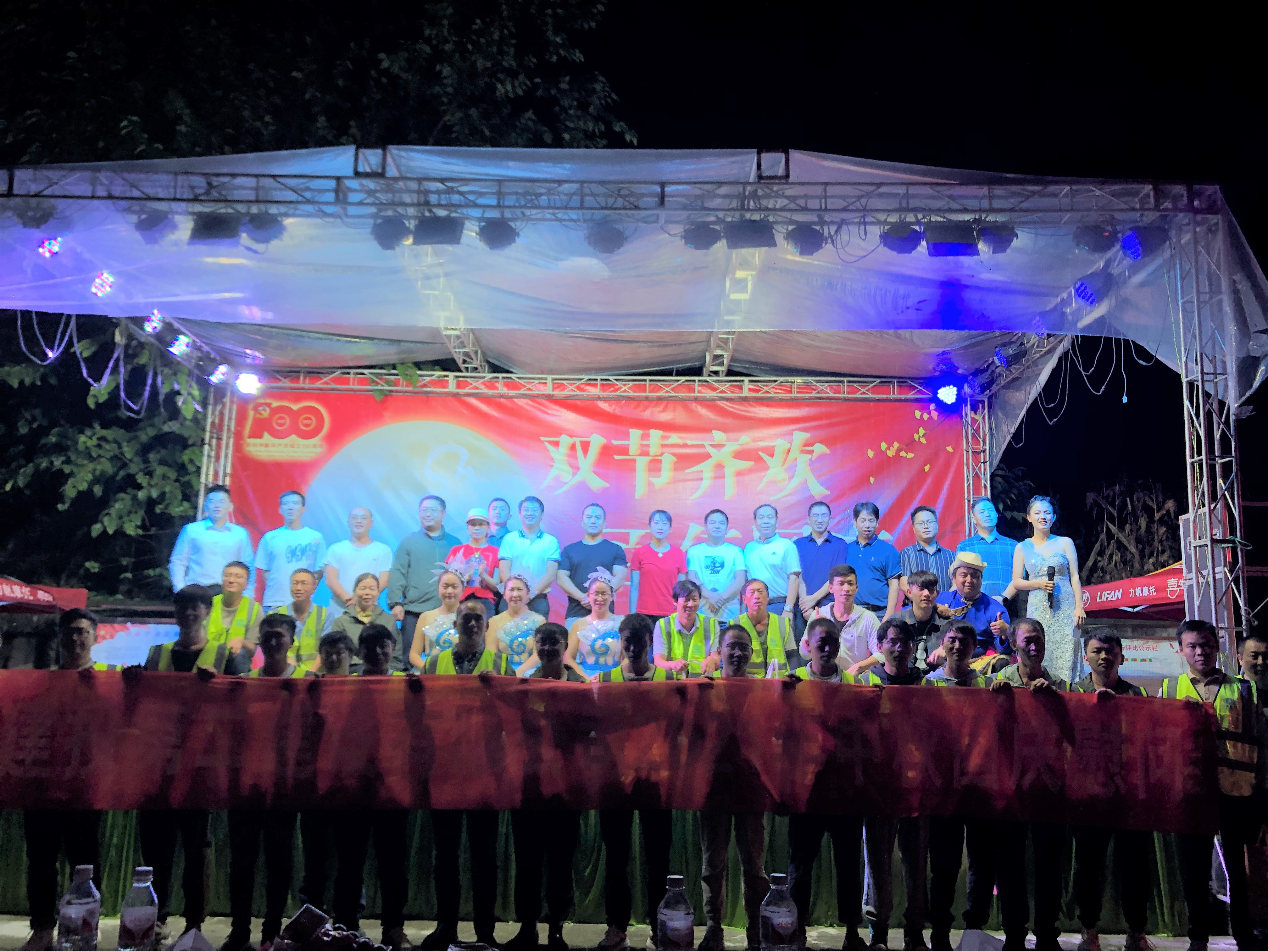 【我为群众办实事】万向遵一行到镇果高速项目六分部开展中秋国庆慰问