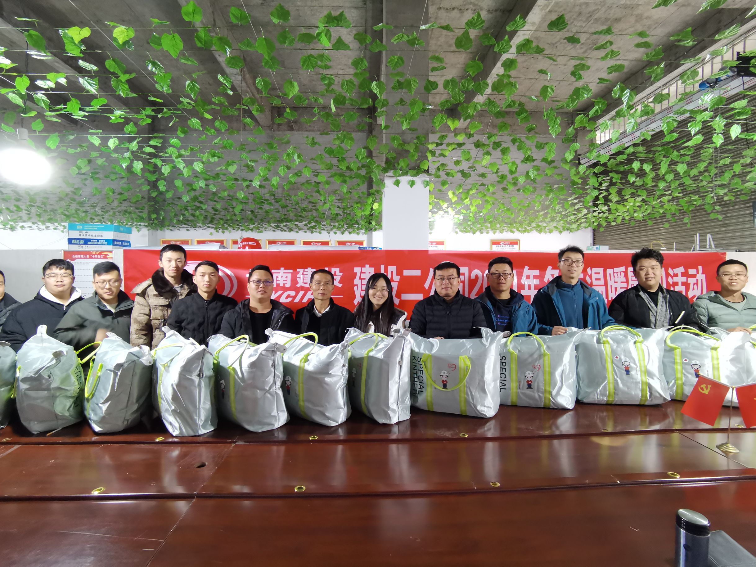 【我为群众办实事】公司领导慰问镇雄县2018年棚户区改造项目一线职工并宣贯十九届六中全会精神