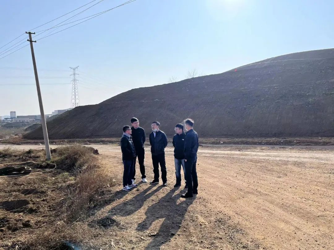 【贯彻一线工作法】万向遵一行到云南昭通光伏高透基材项目土石方及强夯工程调研