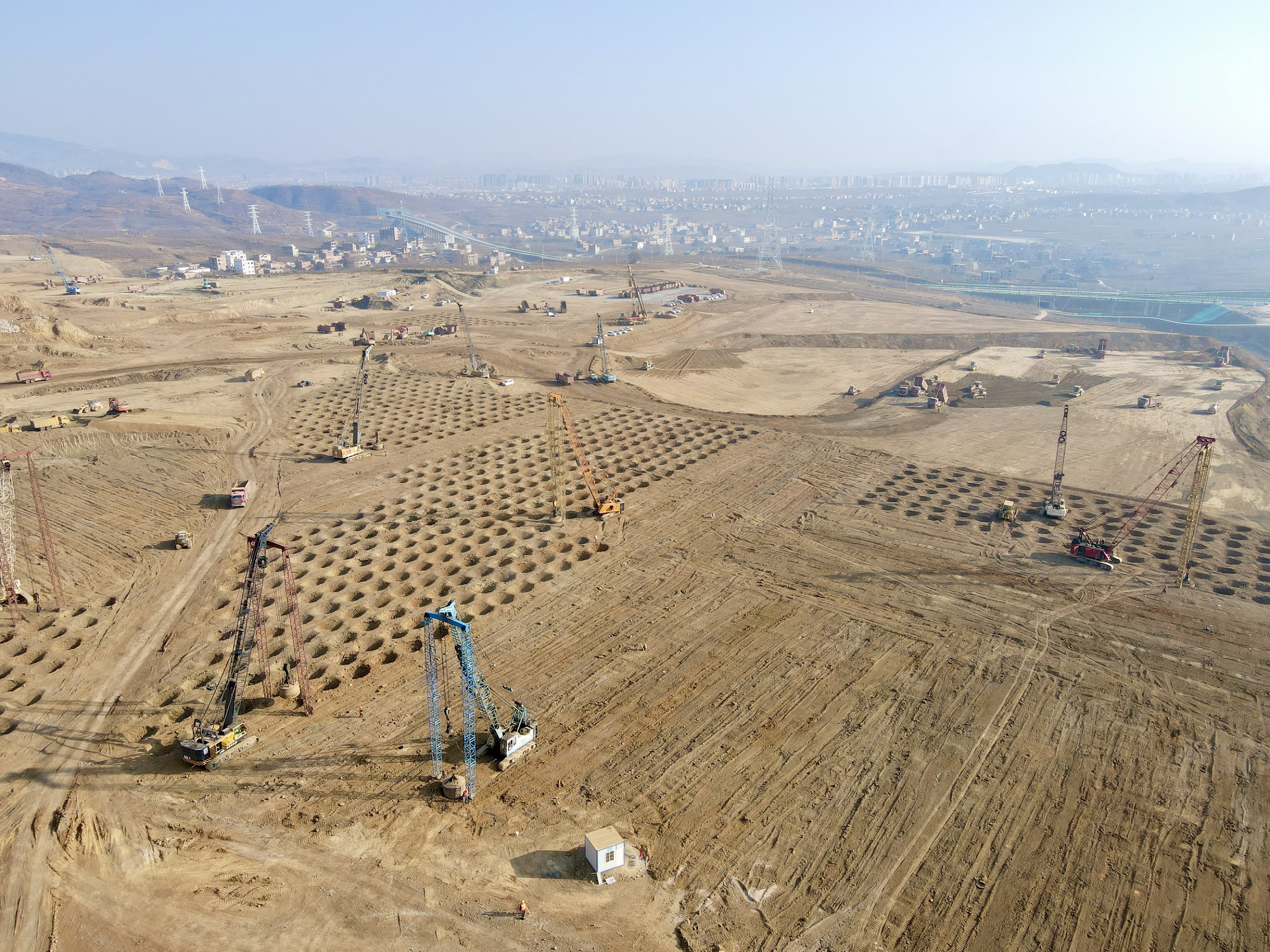 大干快上！云南昭通光伏高透基材项目土石方及强夯工程69天完成超300万立方米土石方、30万平方米强夯