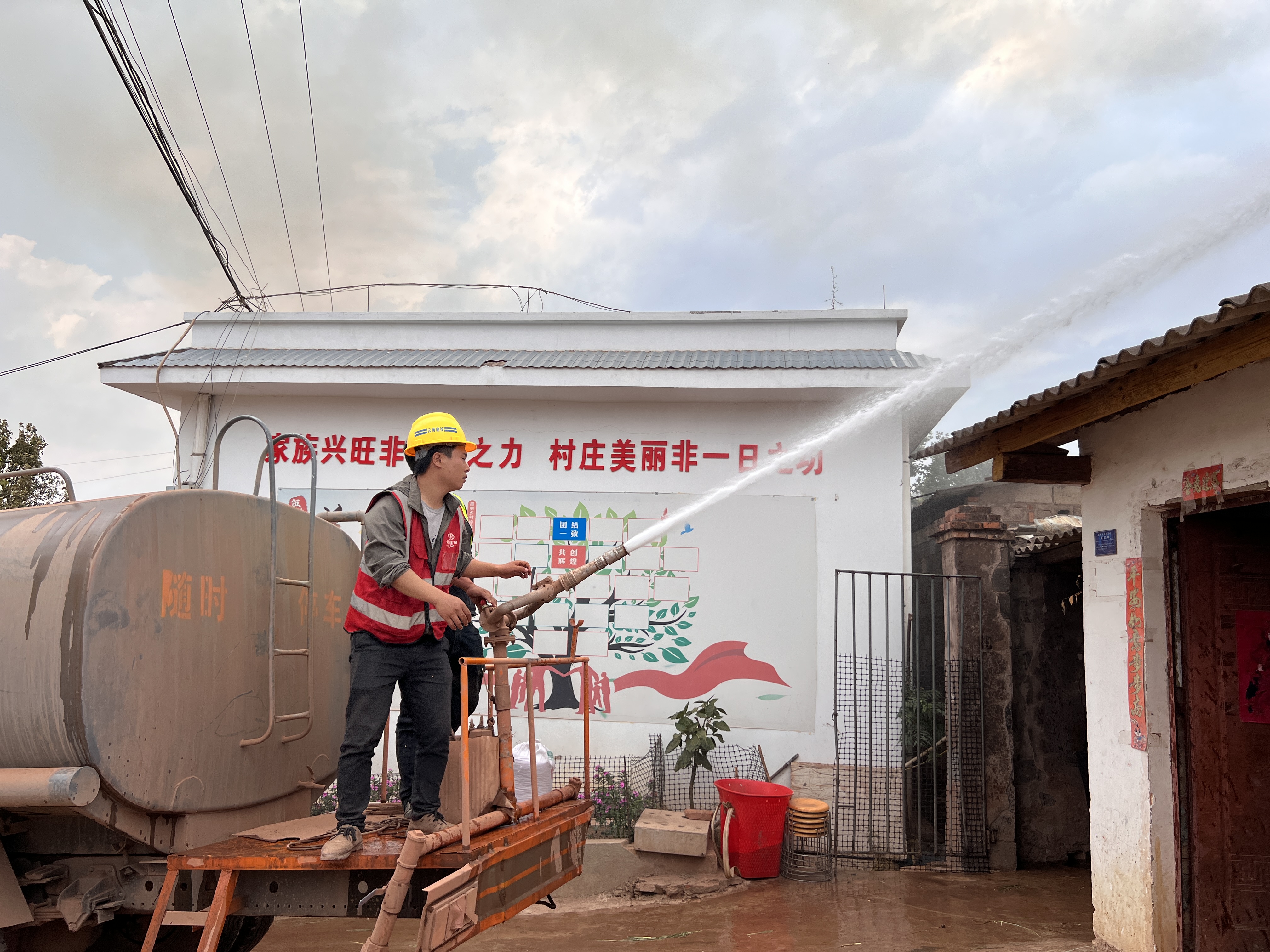 【一线资讯】楚雄东南绕城高速公路项目部帮助村民救火
