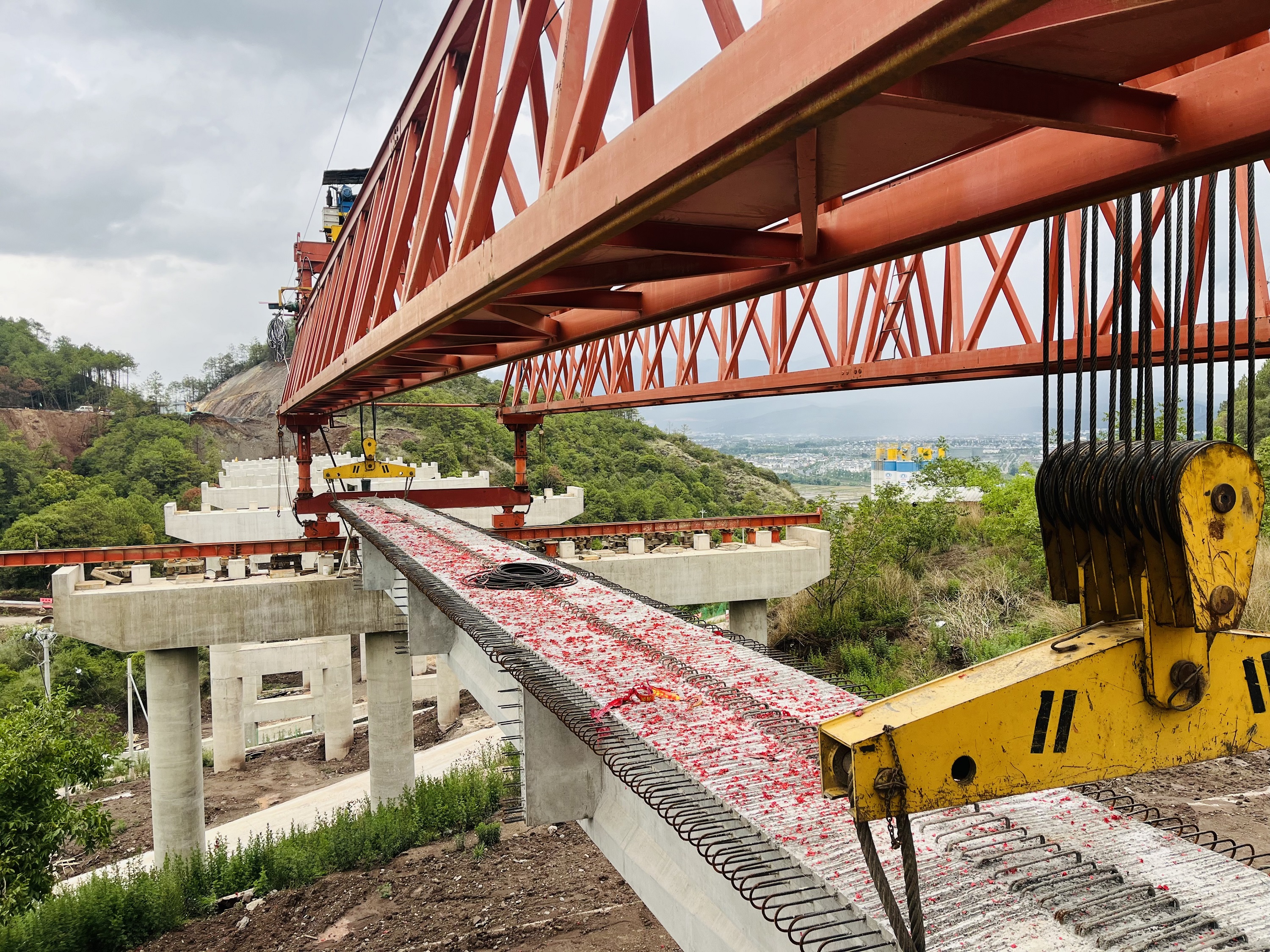 【抢抓黄金期 奋战100天】古宁高速土建三分部首片预制T梁顺利架设完成