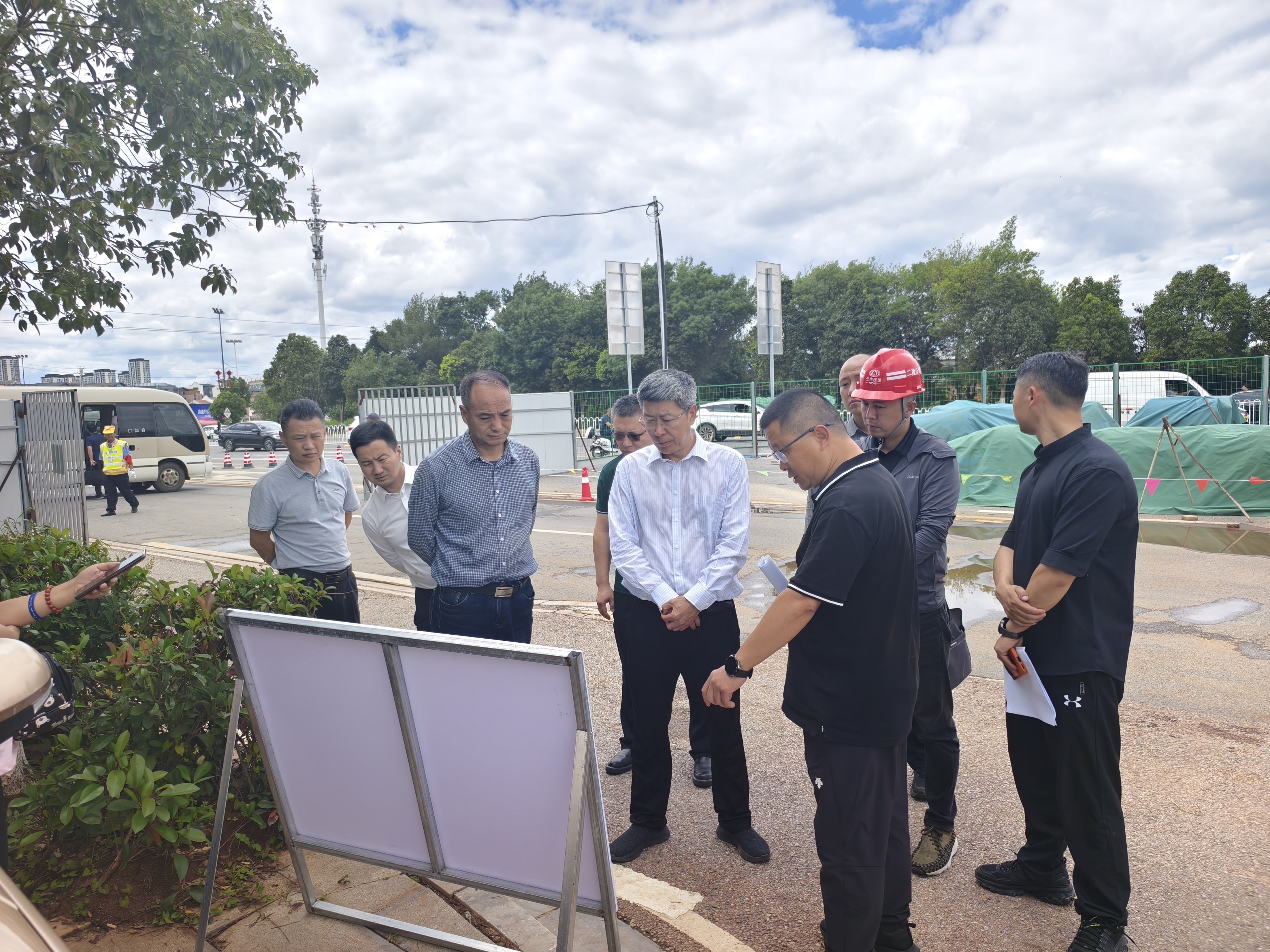 【公司要闻】云南滇中新区党工委委员、管委会副主任、昆明市官渡区委书记陈汉一行调研虾坝河综合整治工程